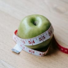 What are the potential advantages of following a vegan weight loss program for weight reduction?