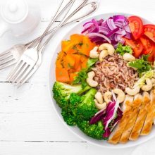 Is it higher to eat a number of small meals or three massive meals for weight reduction?