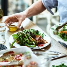 What are the potential advantages of following a vegan weight loss program for weight reduction?