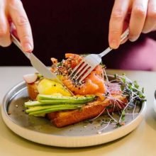 Is it higher to eat a number of small meals or three large meals for weight reduction? Is it higher to eat a number of small meals or three large meals for weight reduction?