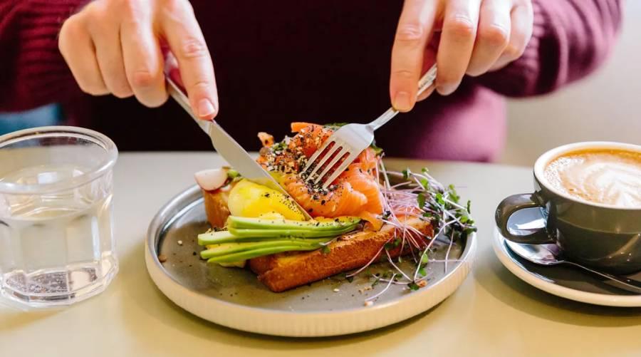 Is it higher to eat a number of small meals or three large meals for weight reduction?